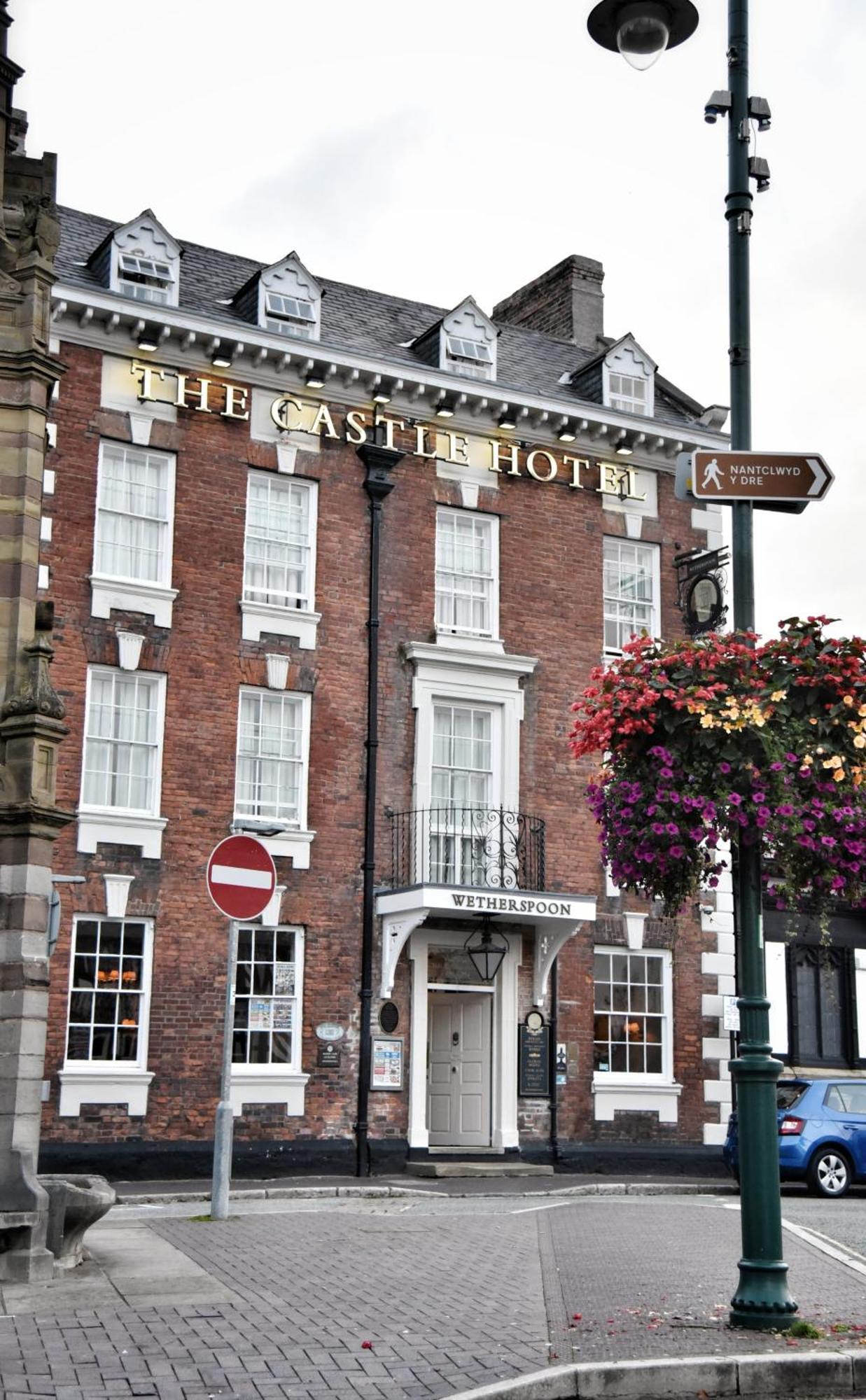 The Castle Hotel Wetherspoon Ruthin Dış mekan fotoğraf