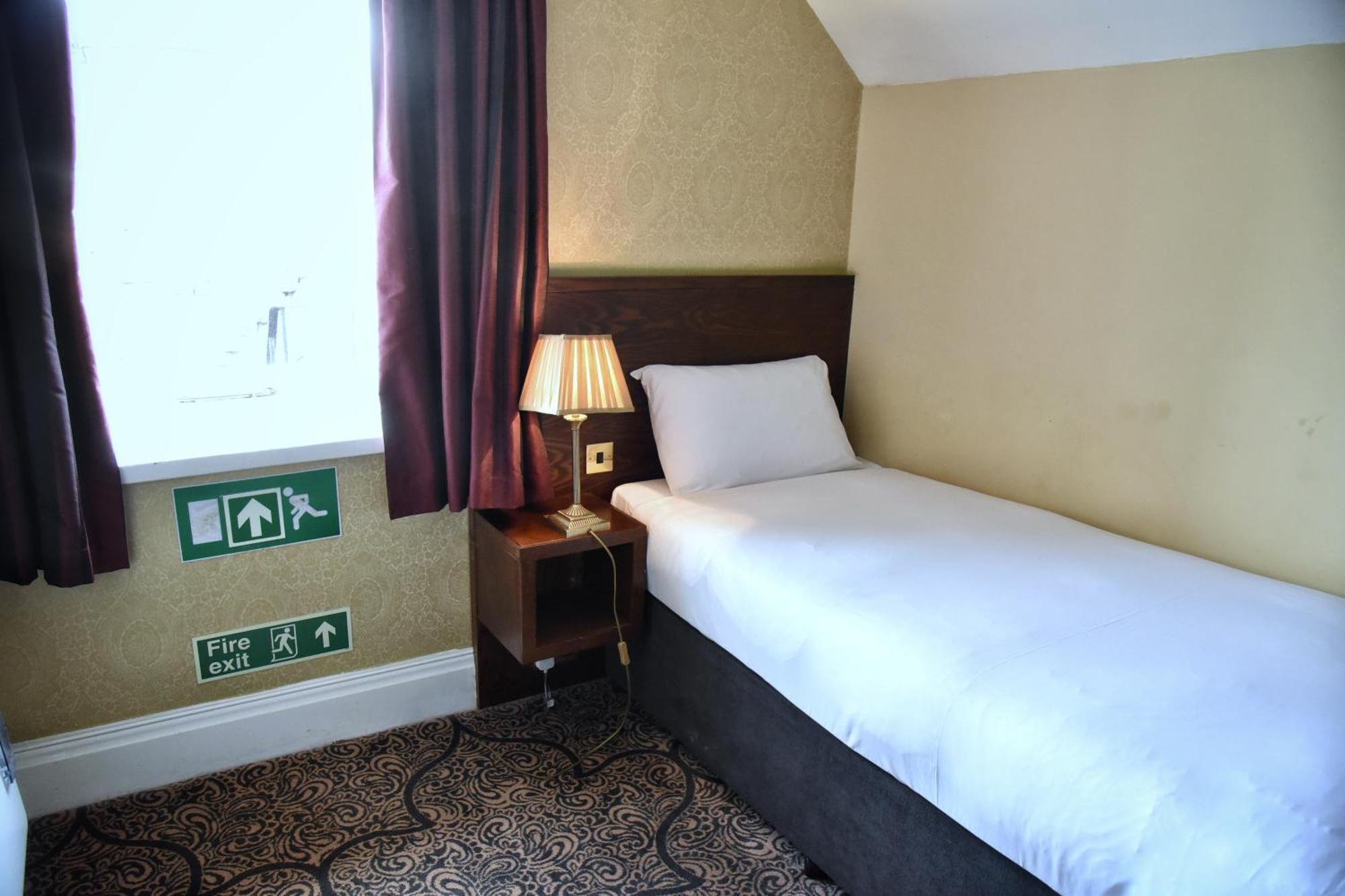The Castle Hotel Wetherspoon Ruthin Dış mekan fotoğraf